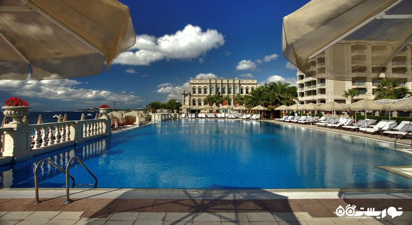 نمای استخر روباز و ساختمان هتل